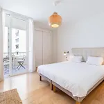 Stylish 2Bd Apt In The Centre 10 Minutes Away From The Beach