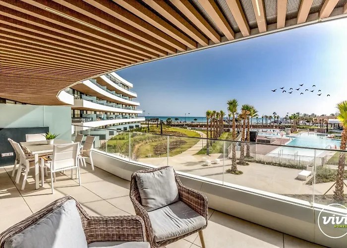 Vivi Homes - Rembrandt Pool, Sauna, Gym & Sea View