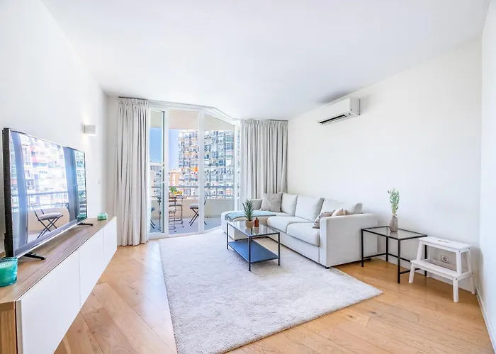 Stylish 2Bd Apt In The Centre 10 Minutes Away From The Beach