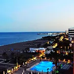 Luminoso Apartamento De 3 Dormitorios A Pie De Playa En Torremolinos