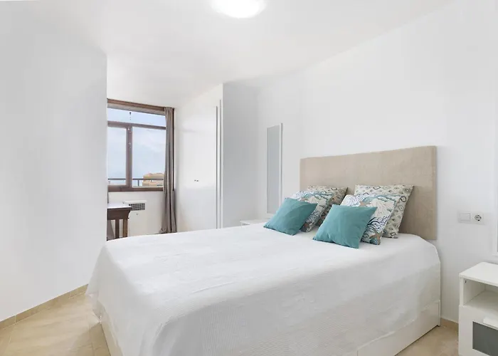 Prime Location 2-Bedroom Apartment With Seaviews In Torremolinos