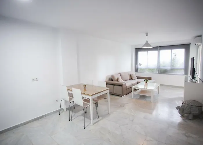 Apartamento En La Carihuela Con Piscina Y Parking, Al Lado De La Playa