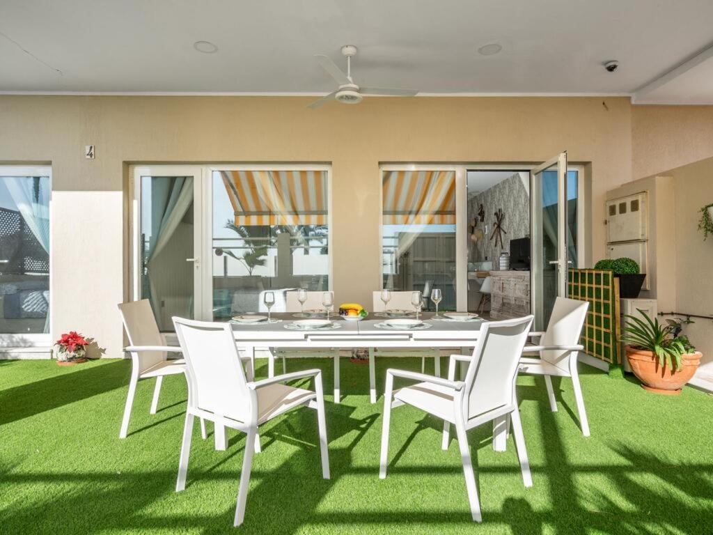 Appartement Lola Y Manuela En Primera Linea Playa Carihuela Con Excelente Terraza-jardin De 80 M2 Frente Al Mar Con Aparcamiento Privado Ideal Descansar Oyendo Olas Del Mar Torremolinos