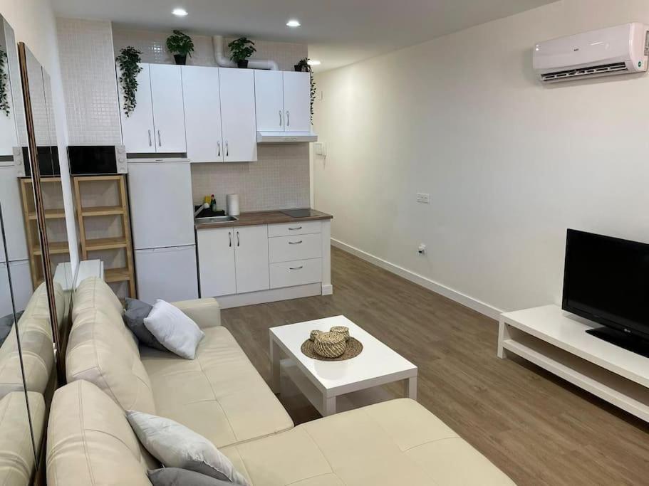 Precioso Estudio Recien Reformado Con Piscina. Torremolinos