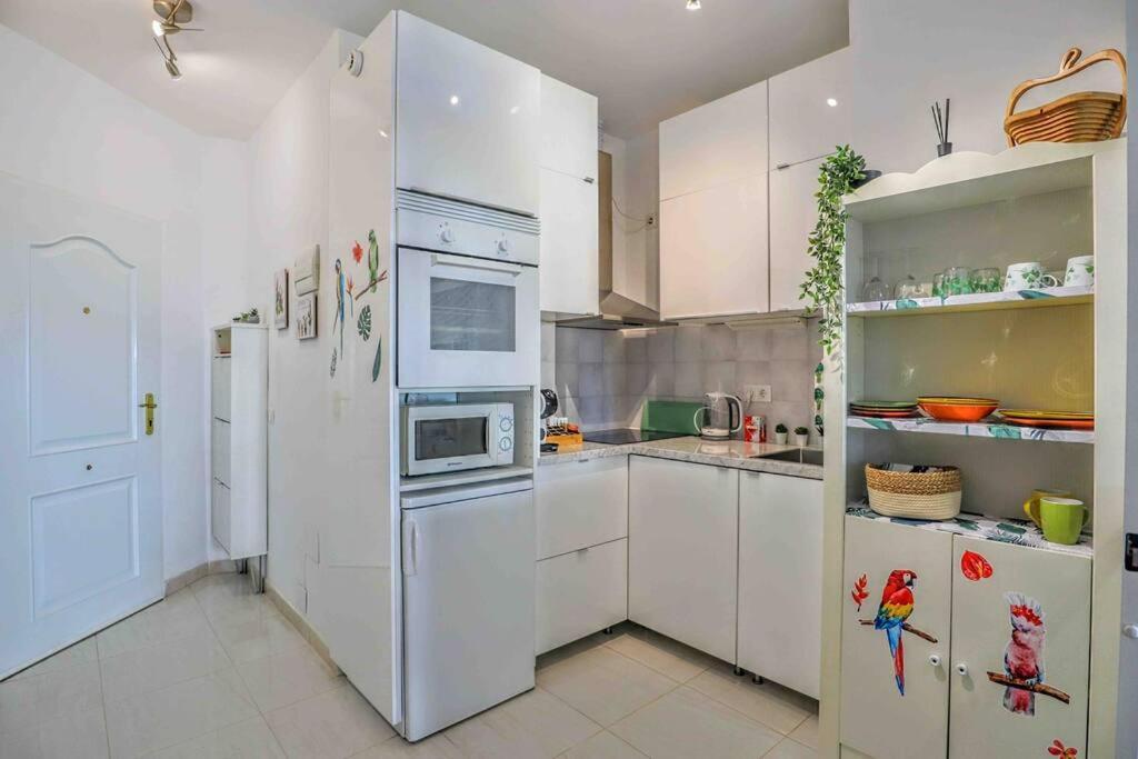Tropical - Parking, Wifi, Ac Apartment