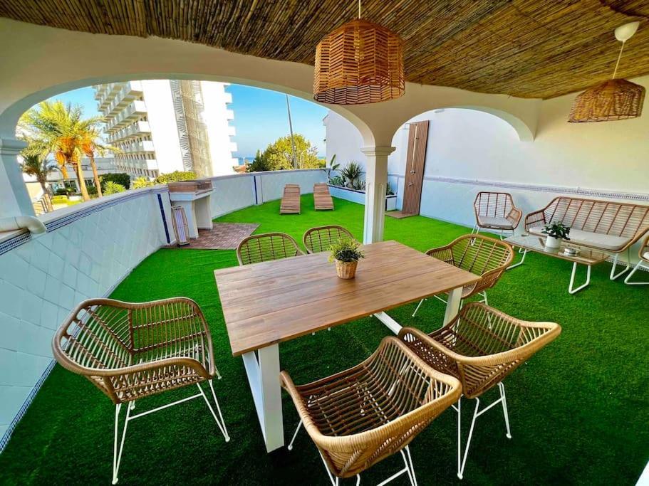 Con Gran Terraza Junto A La Playa