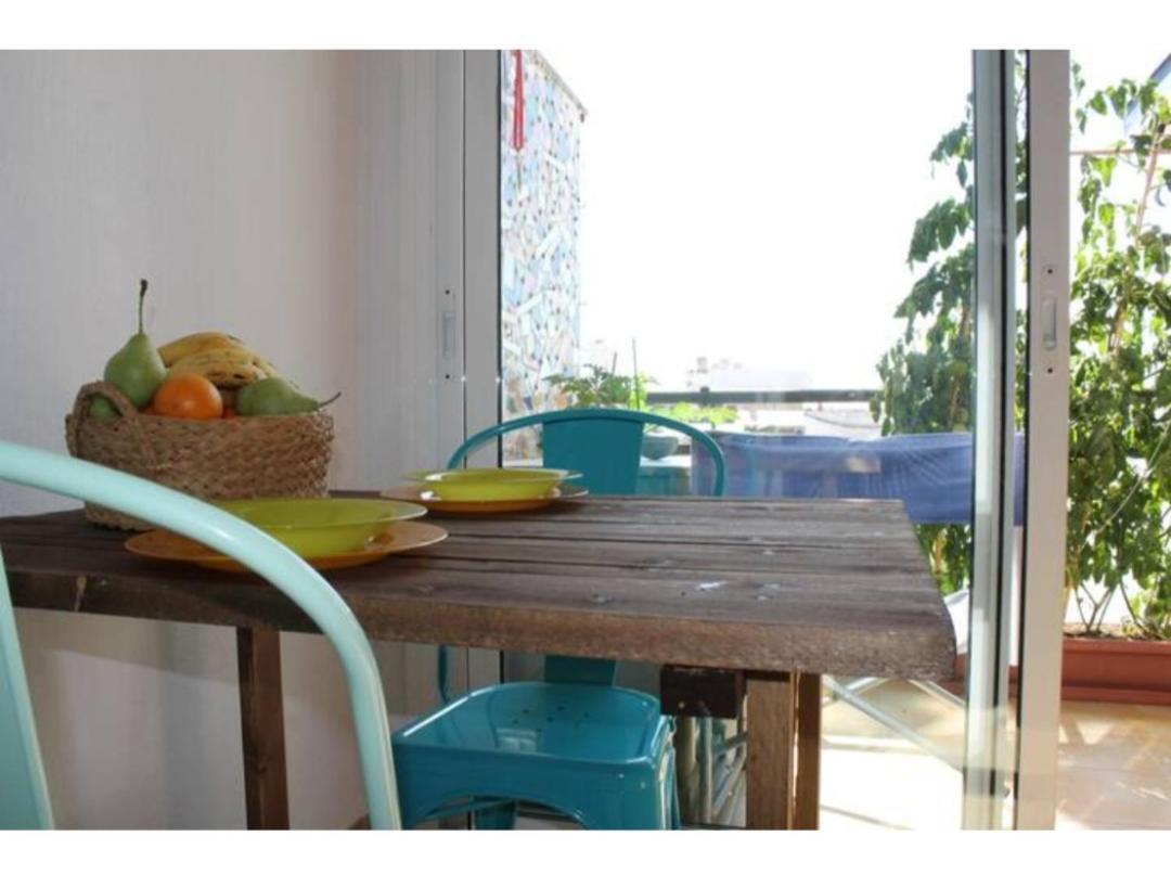 En Piso Compartido In Shared Flat *