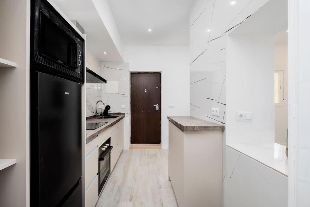 Newly Refurbished Modern 2-bed In Heart Of *