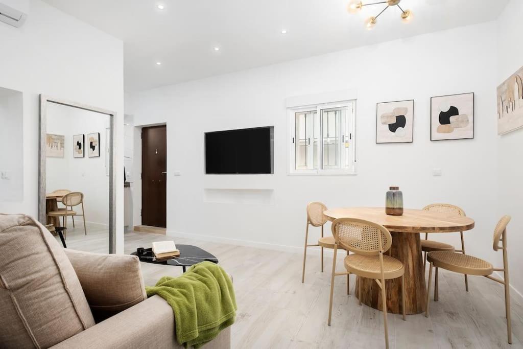 Newly Refurbished Modern 2-bed In Heart Of Apartment *