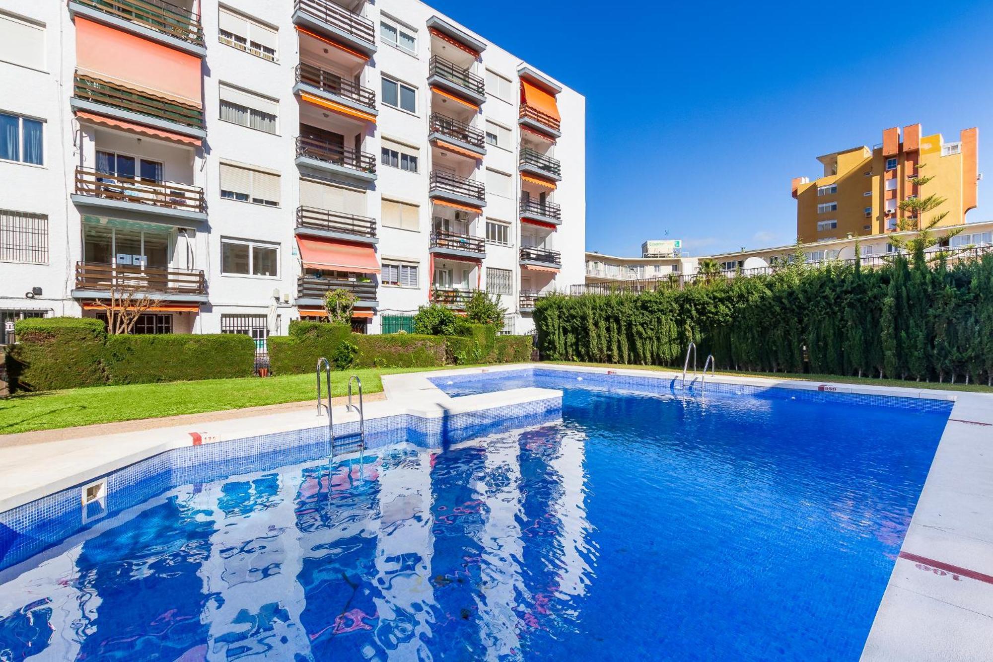 En La Carihuela Con Plaza De Garaje Privada!