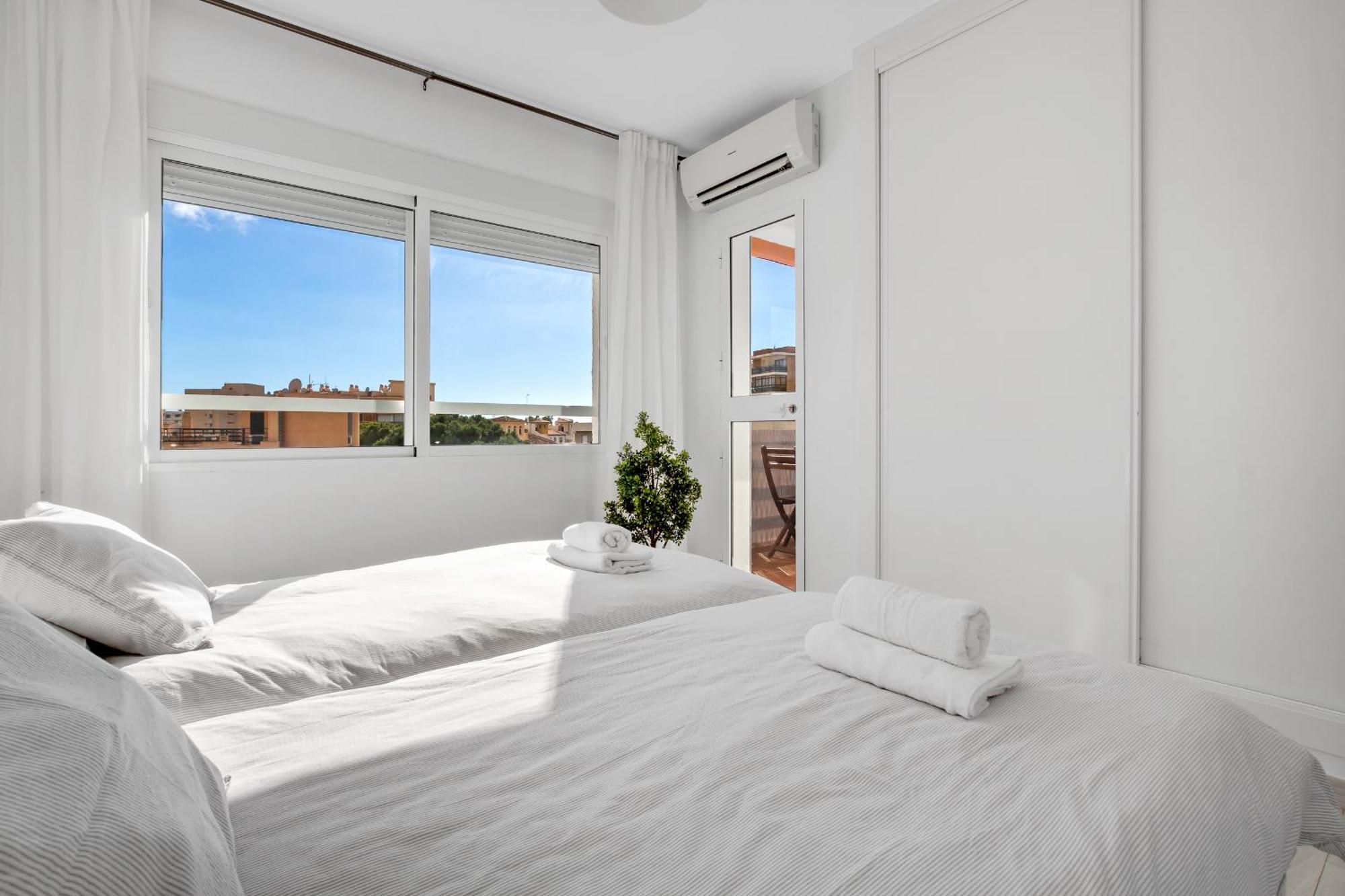 Apartamento En La Carihuela Con Plaza De Garaje Privada! *
