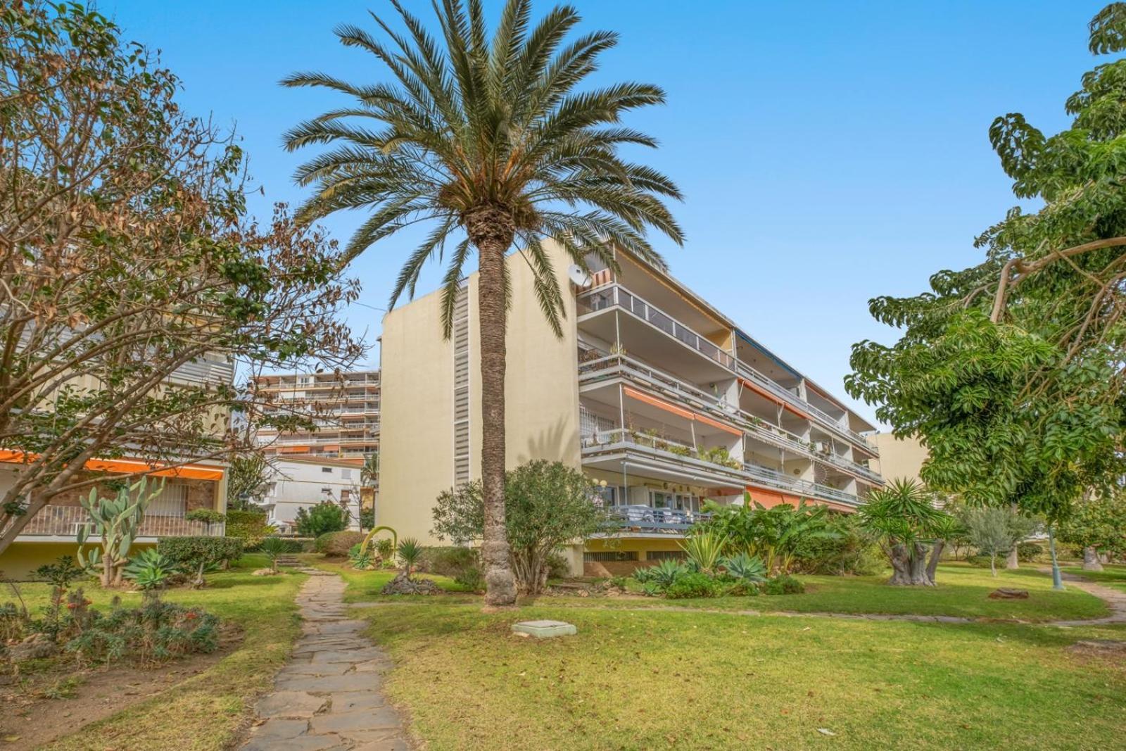 Piso Con 2 Habitaciones, 2 Terrazas Y Piscina Apartamento *