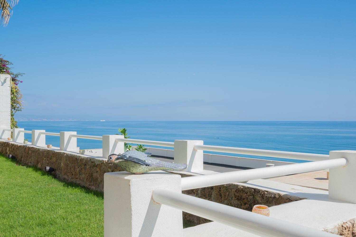 Seaside Tranquility And Urban Luxury - Stylish Duplex In W Jacuzzi Apartment