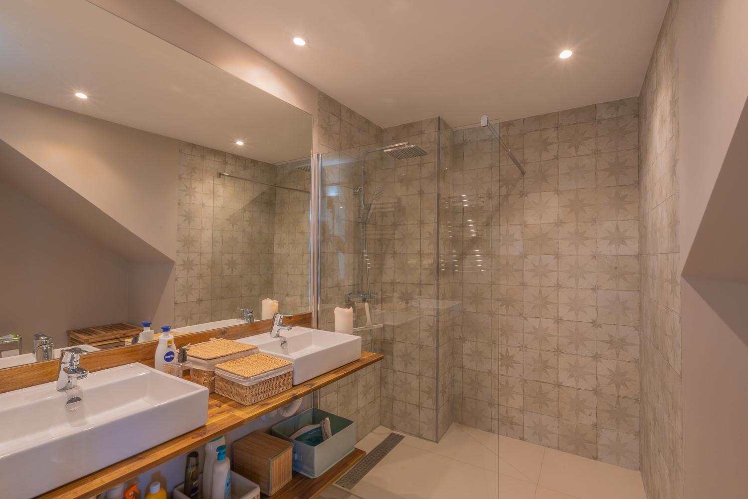 Seaside Tranquility And Urban Luxury - Stylish Duplex In W Jacuzzi *