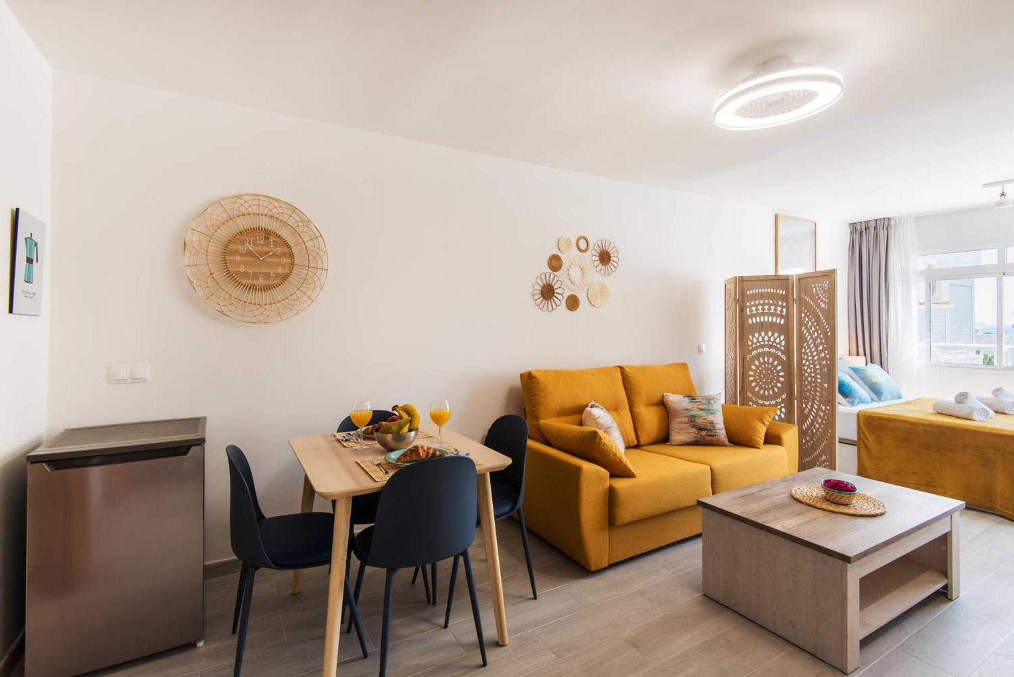 Bajondillo Beach, Large Loft With Intense Sun