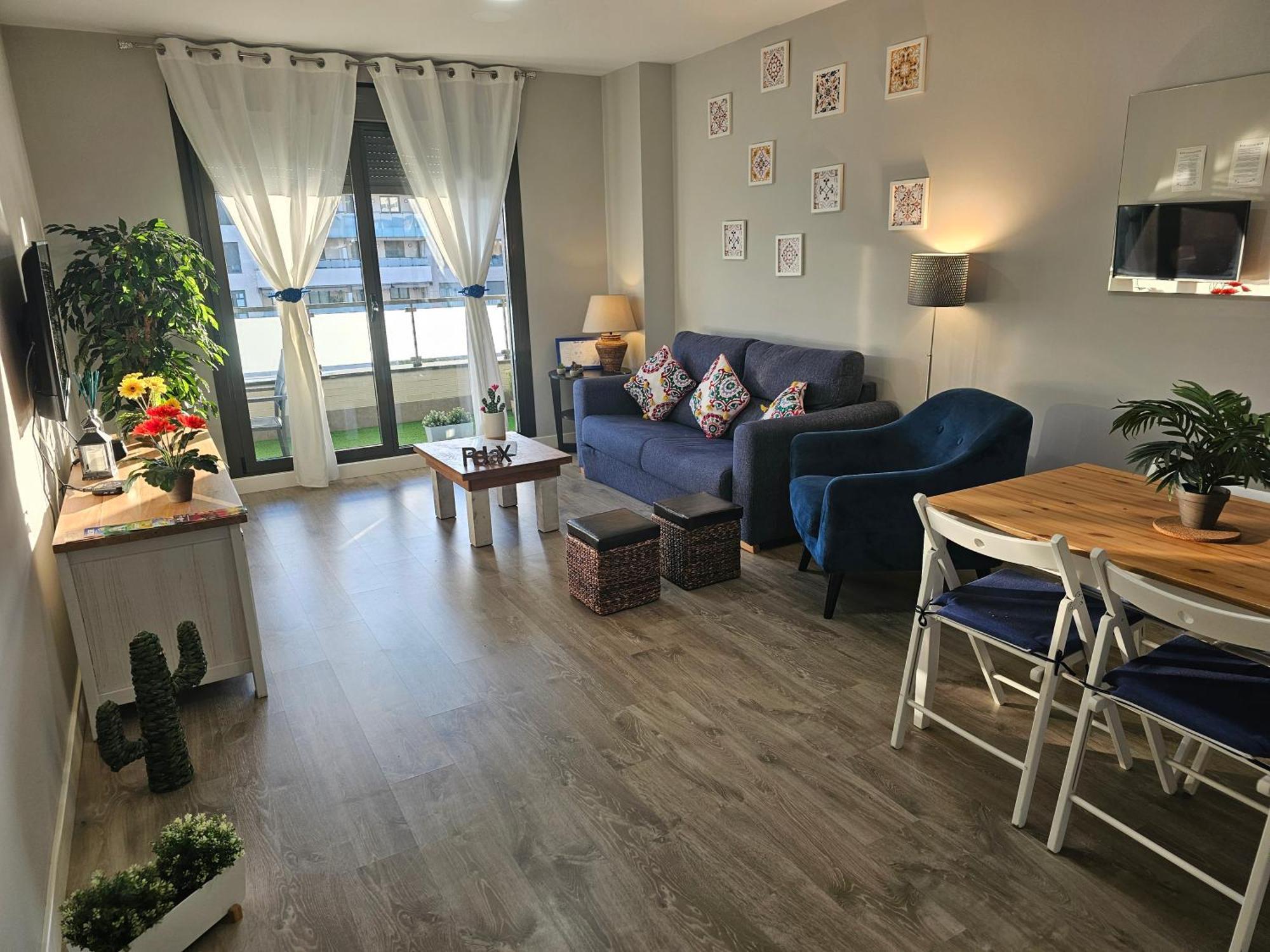 Excellent Location- Beach, Pool, Telework, 2 Bikes, Parking & Wifi Gratis At 