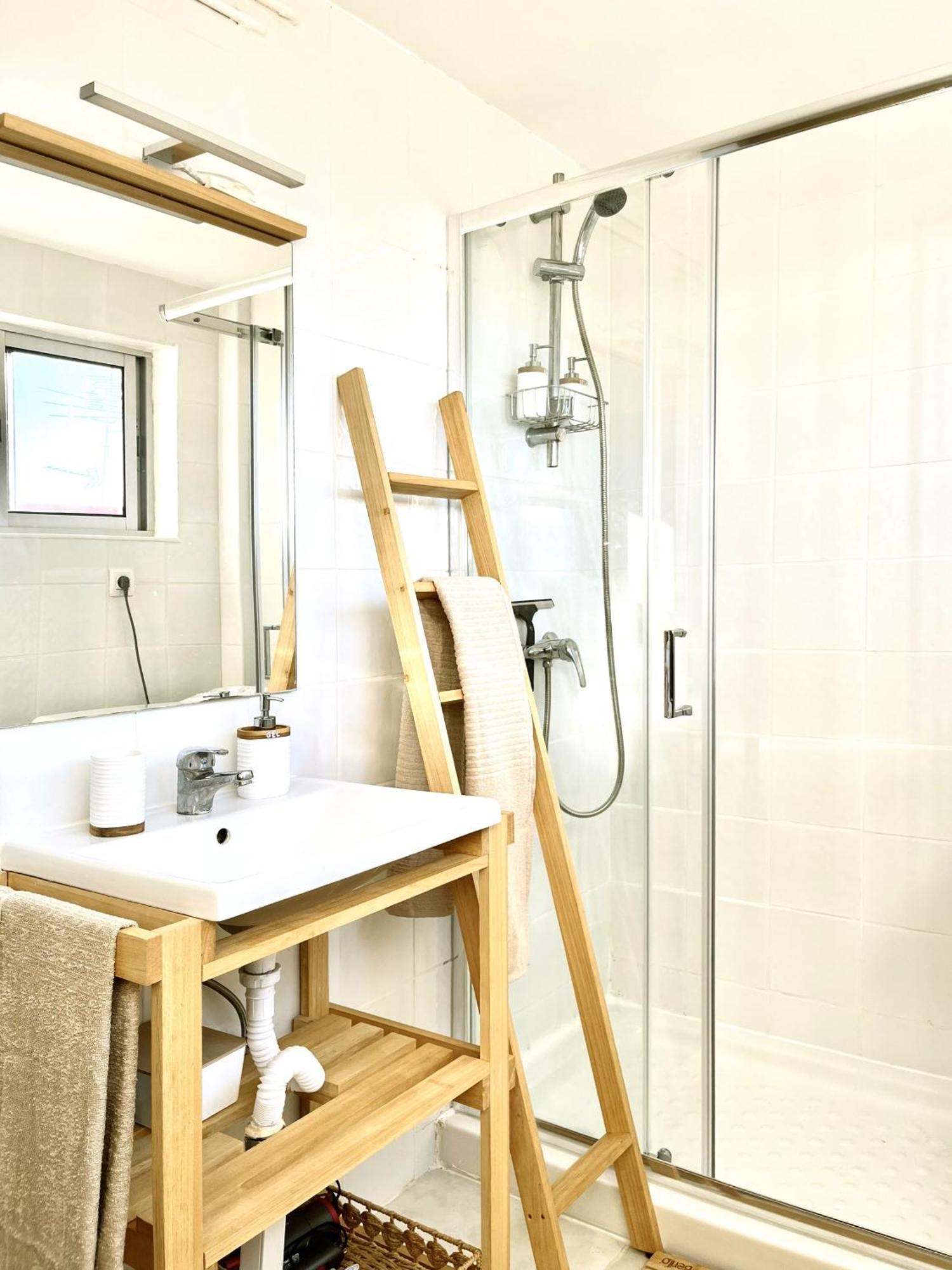 Light-filled With Sea Views *