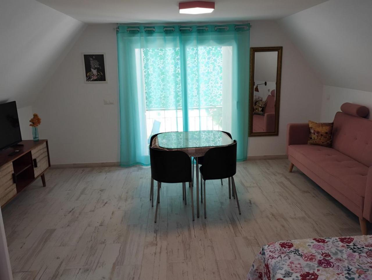 Hexagonal En Apartment