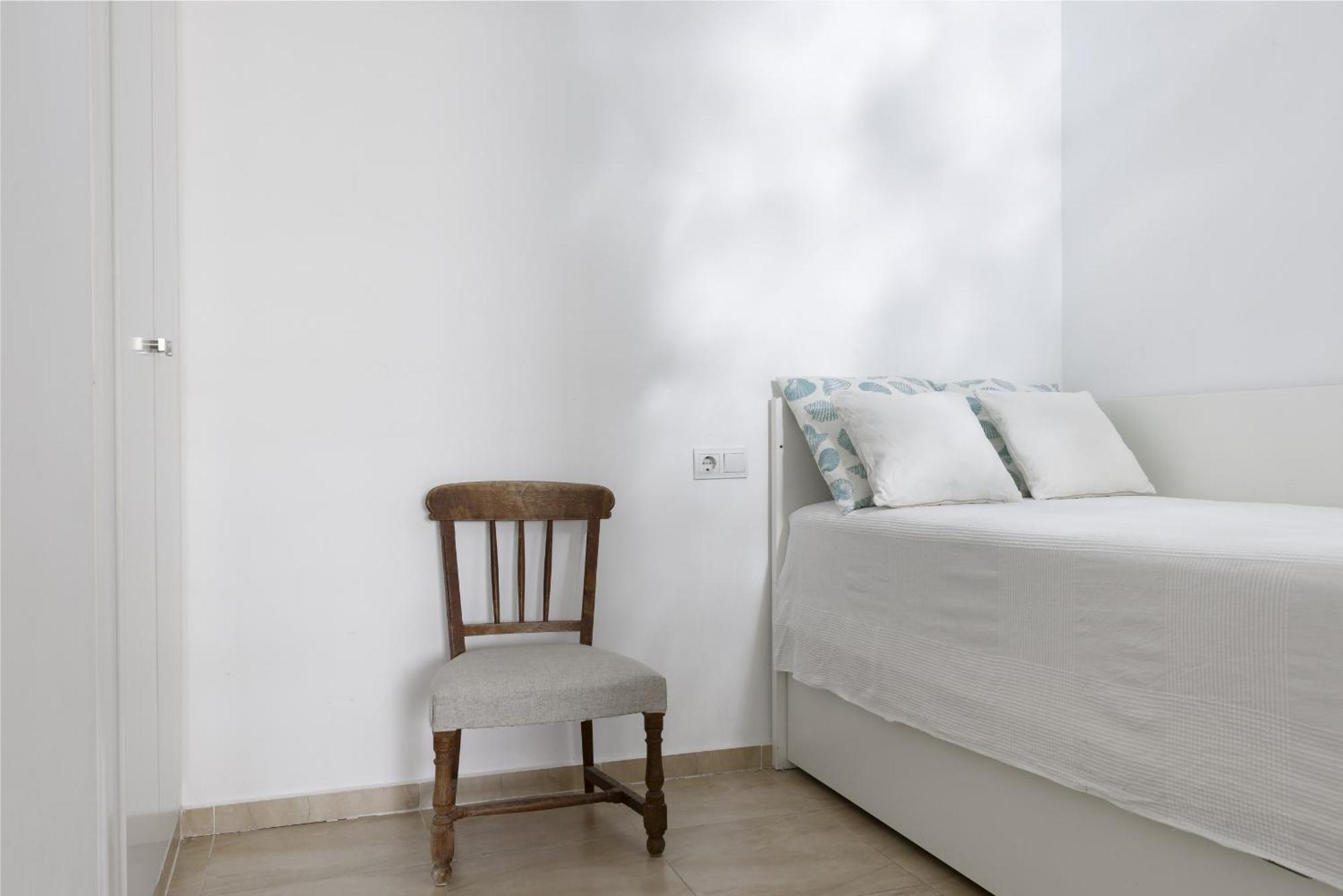 Prime Location 2-bedroom With Seaviews In