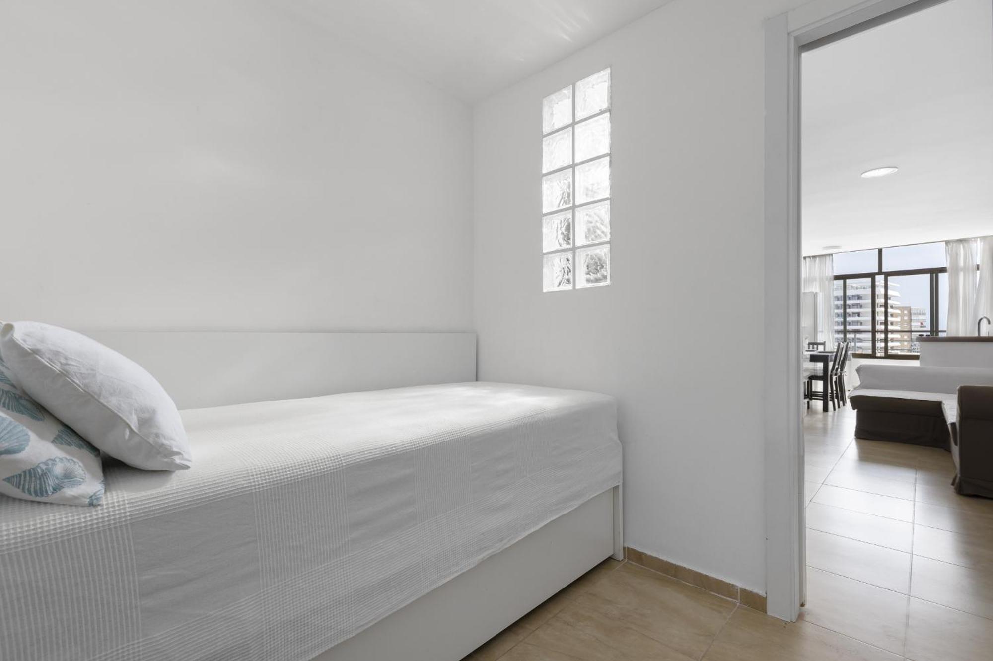 Apartment Prime Location 2-bedroom With Seaviews In *