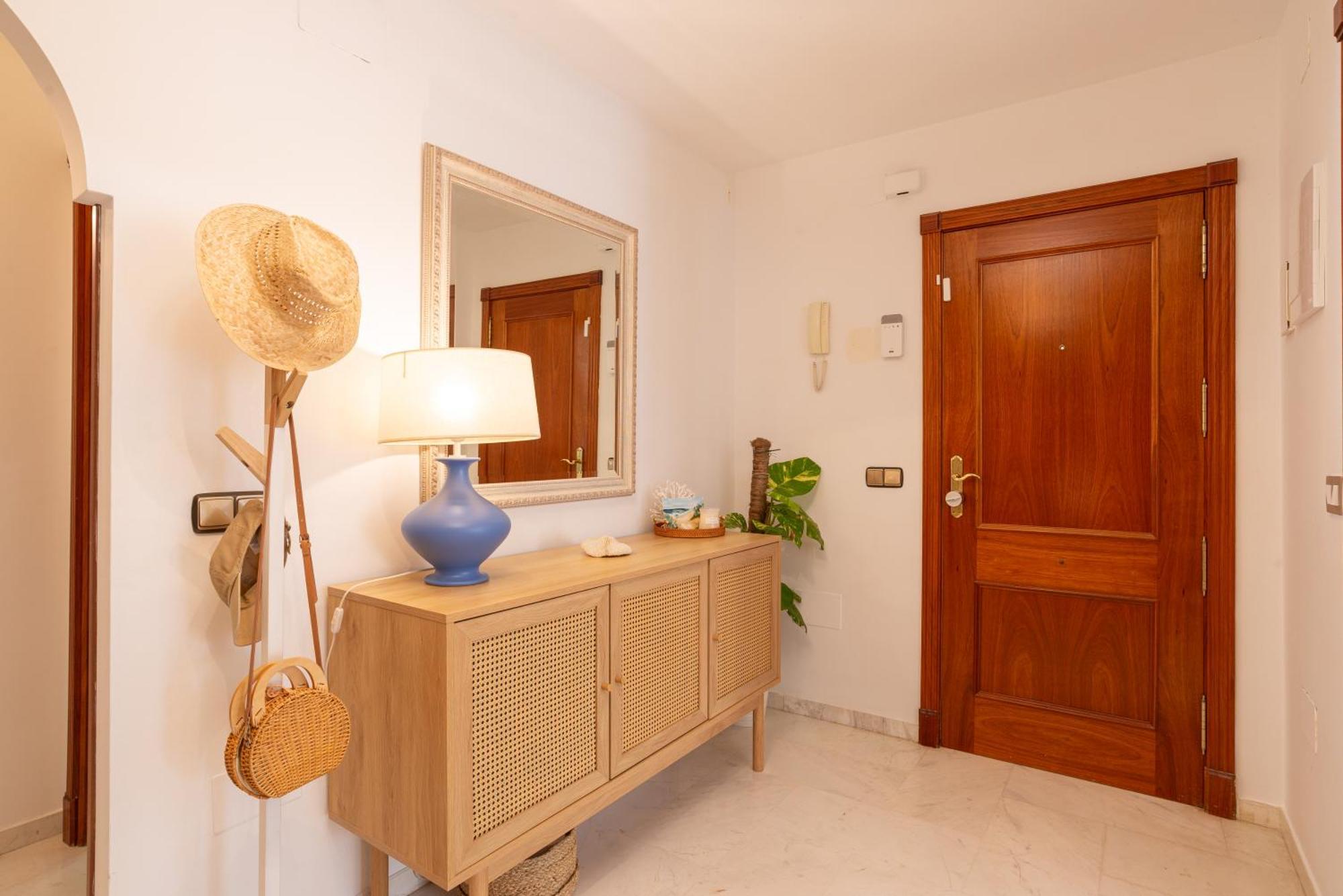 Valentina - Renovated On Alamos Villa
