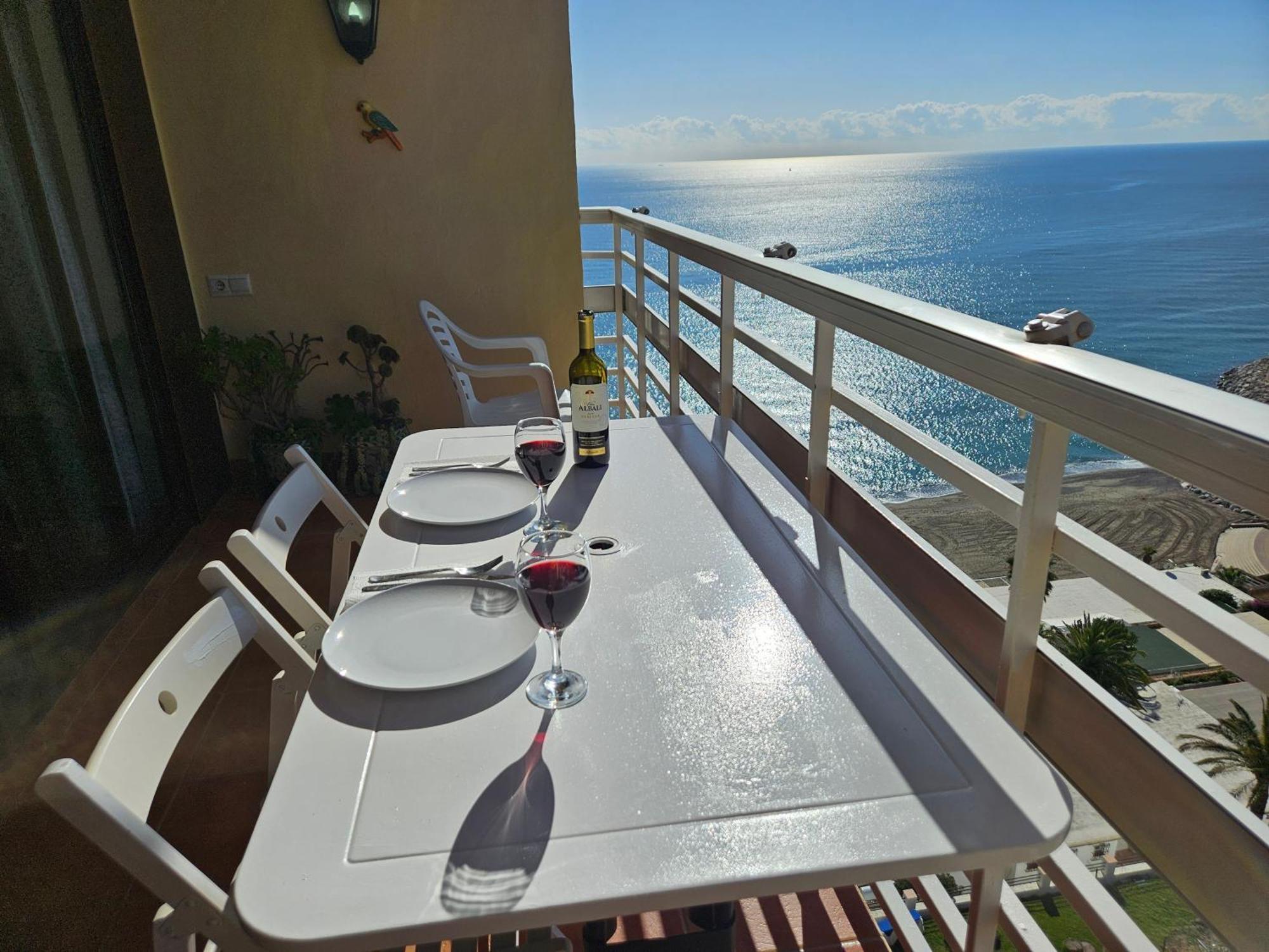 Apartment La Roca-mediterraneo Views, 8th Floor-new Kitchen- Pool- Parking-air Conditioning, Ceiling Fans & Free Wifi Torremolinos