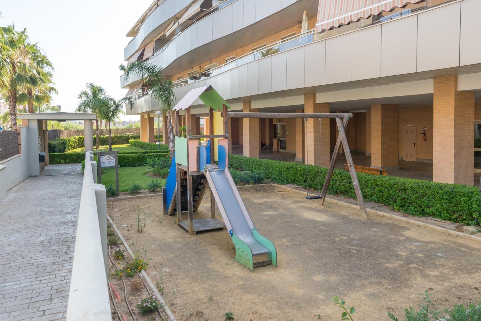 Hill With Terrace, Parking, Pool & Paddle Court *