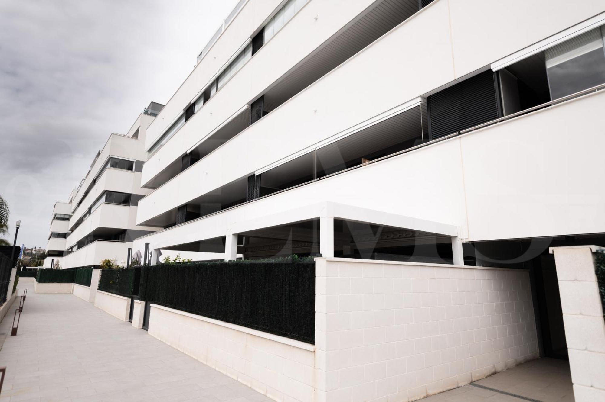 Beachside Escape With Parking And Pool Rems