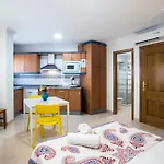 Holidays2Torremolinos Bajondillo Super High Speed Wifi & 50M Beach (Adults Only)