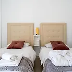 Sea View 2 Bedroom Apartment 2 Min Away From The Beach