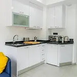 Modern Wave Escape Apartment With Private Parking And Rooftop Pool By Namaste Elite