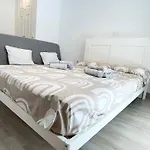 Estudio En El Centro De Torremolinos By Bebalmy