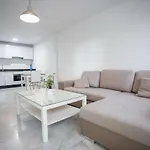 Apartamento En La Carihuela Con Piscina Y Parking, Al Lado De La Playa