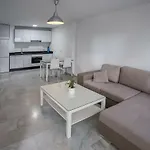 Apartamento En La Carihuela Con Piscina Y Parking, Al Lado De La Playa