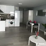 Estudio Moderno Con Jardin Privado