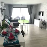 Estudio Moderno Con Jardin Privado