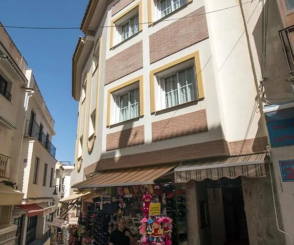 Holidays2Torremolinos Bajondillo Super High Speed Wifi & 50M Beach (Adults Only)