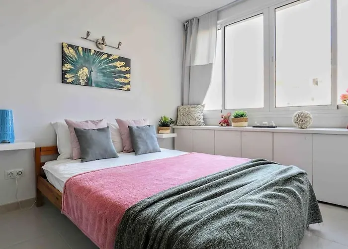 Tropical Holiday Apartment - Parking, Wifi, Ac