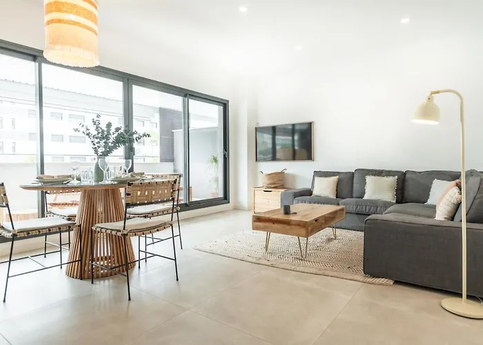 Beachside Escape With Parking And Pool Rems