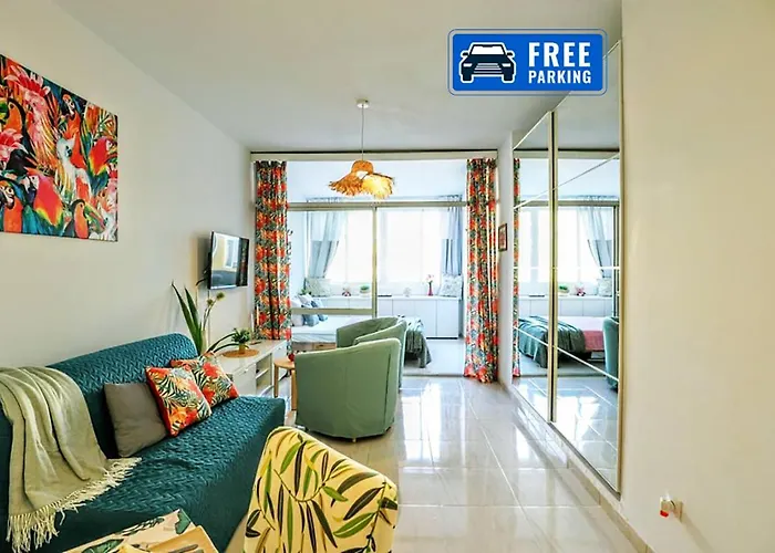 Tropical Holiday Apartment - Parking, Wifi, Ac