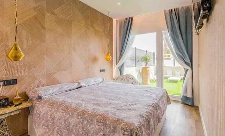 Lola Y Manuela: Beachfront Oasis With Sea-view Terrace * Torremolinos