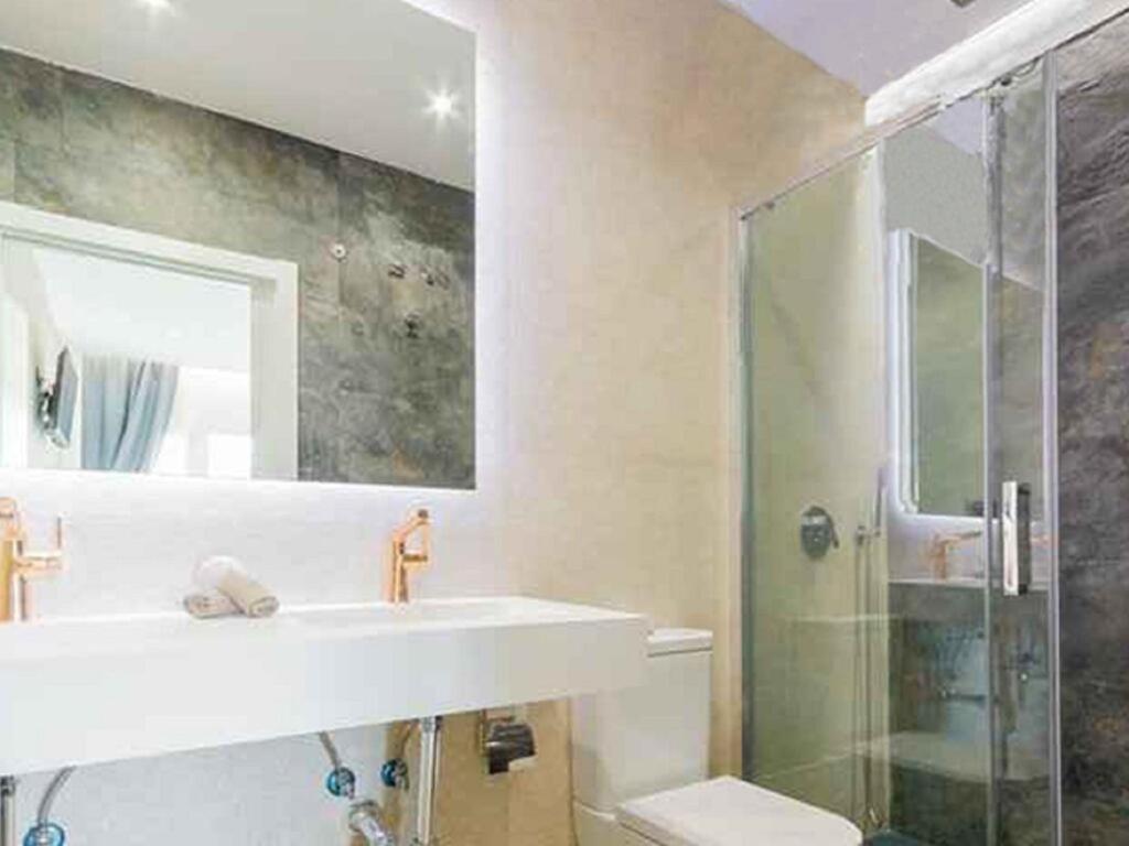 Apartment Lola Y Manuela: Beachfront Oasis With Sea-view Terrace Torremolinos