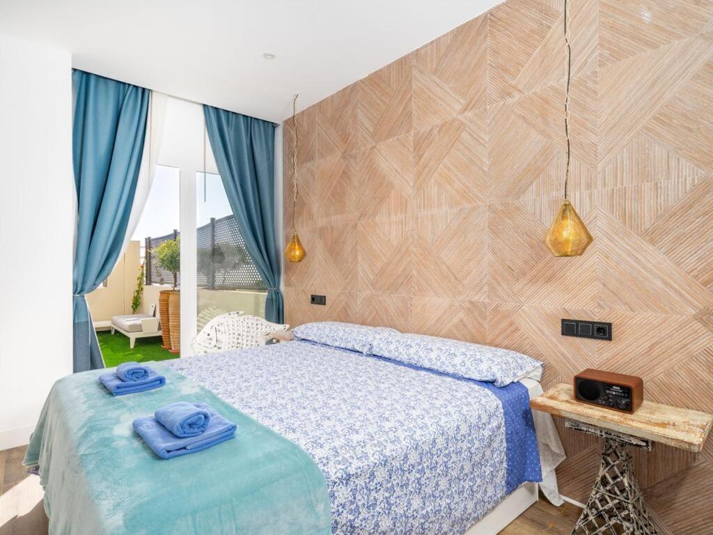 Lola Y Manuela: Beachfront Oasis With Sea-view Terrace * Torremolinos