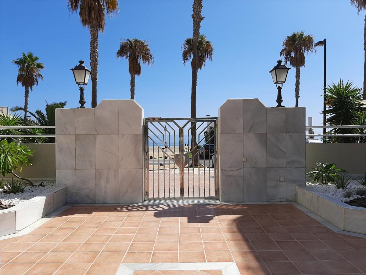 Lola Y Manuela: Beachfront Oasis With Sea-view Terrace Apartment Torremolinos