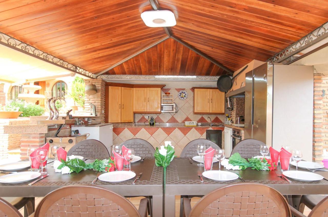 Tess Gorilla Villa *