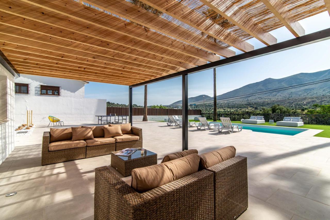 Palm Tree - 5bdr Paradise Pool / Chill Out Beds Villa