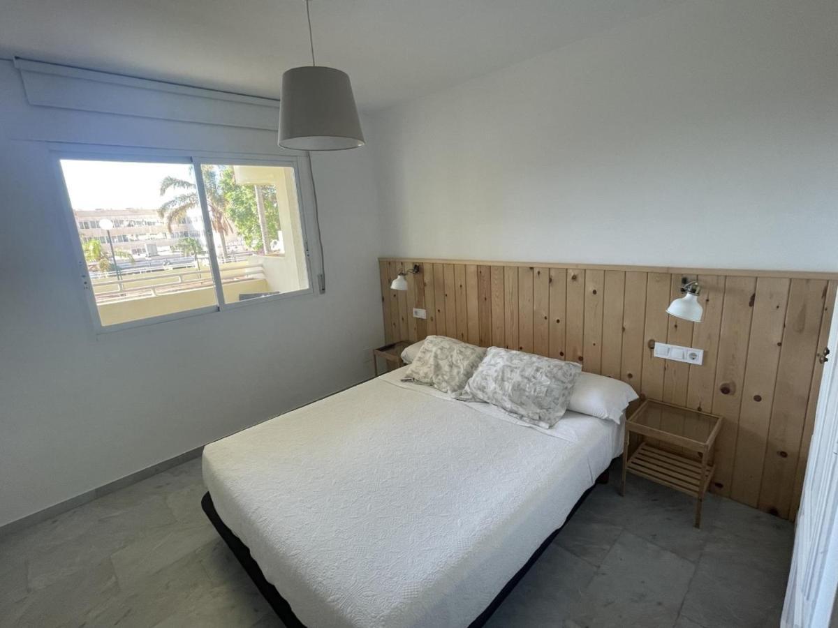 Apartamento En La Carihuela Con Piscina Y Parking, Al Lado De La Playa Apartment
