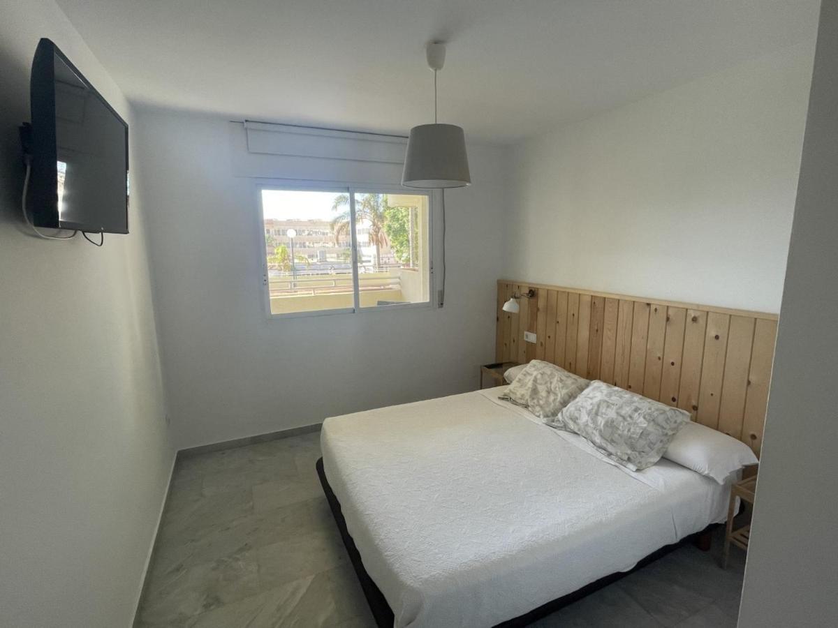 Apartamento En La Carihuela Con Piscina Y Parking, Al Lado De La Playa * Torremolinos