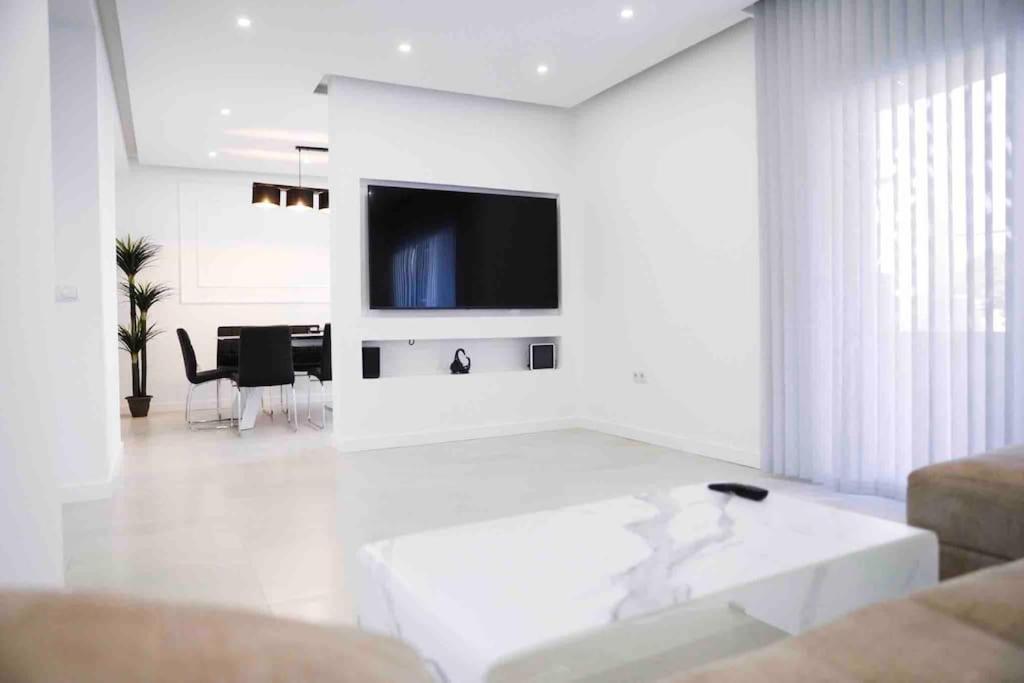 Modern 3-bed In Heart Of Appartement