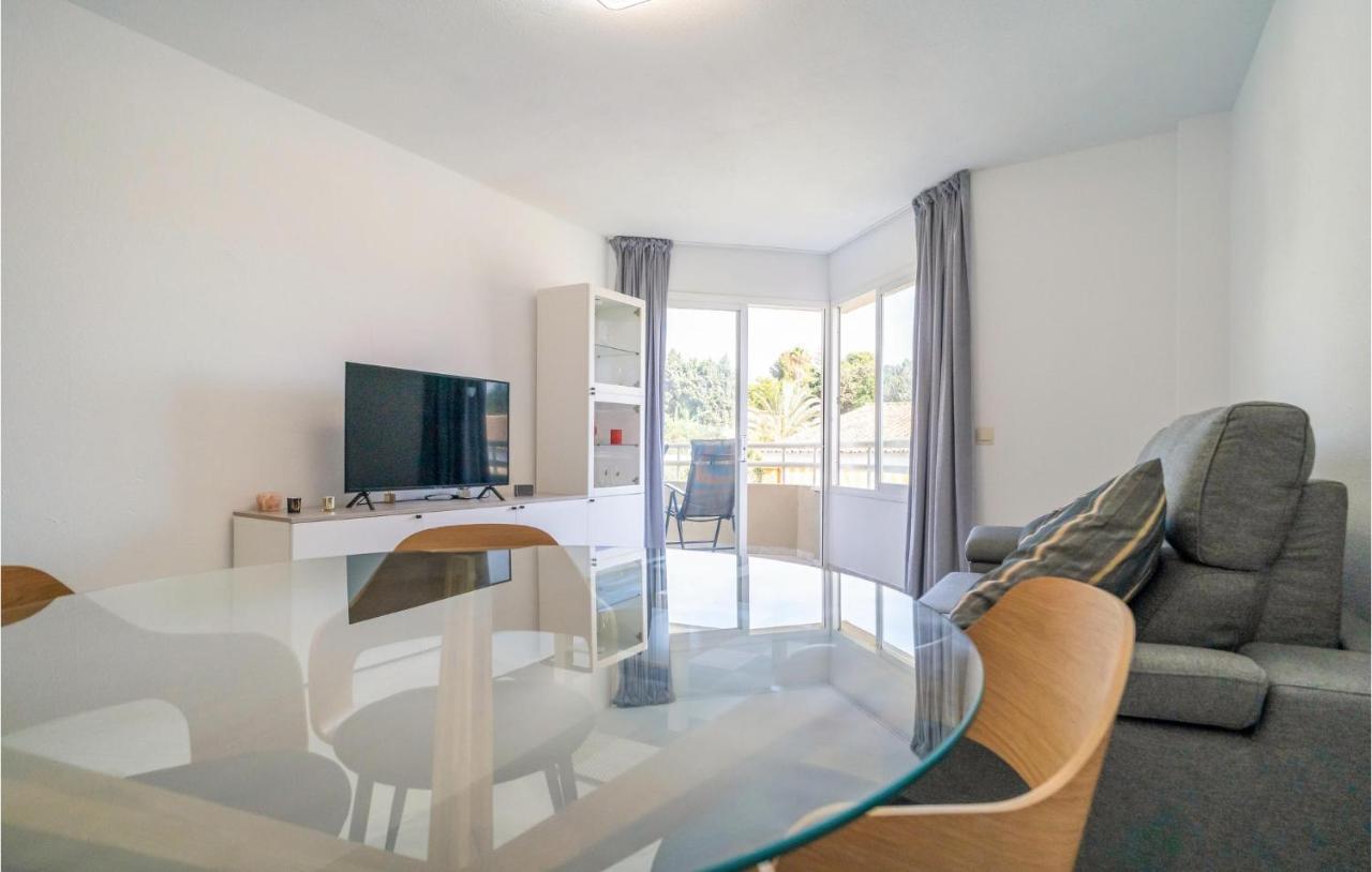 In With Outdoor Swimming Pool, Wifi And 1 Bedrooms